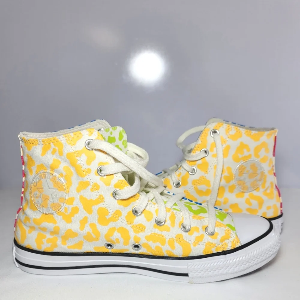 Converse Big boys size 6 And Women's Size 7.5 Sneakers.